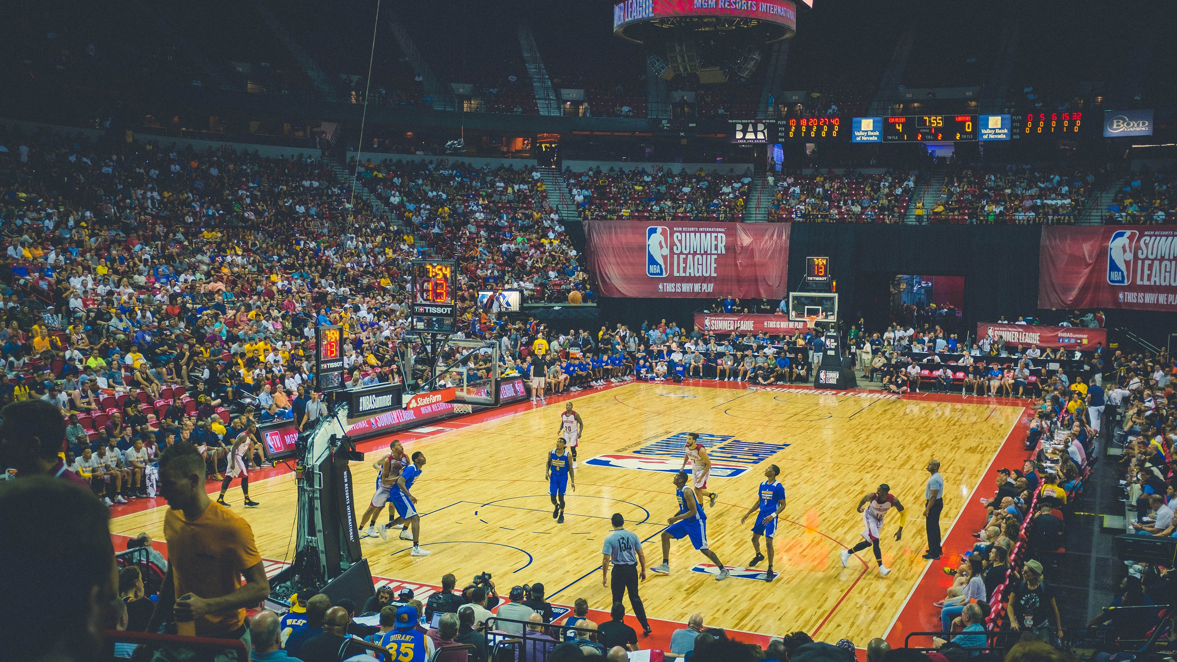 开云体育-勇士在季后赛中逆境反击，库里超级三分带队成功翻盘！，勇士库里得分王